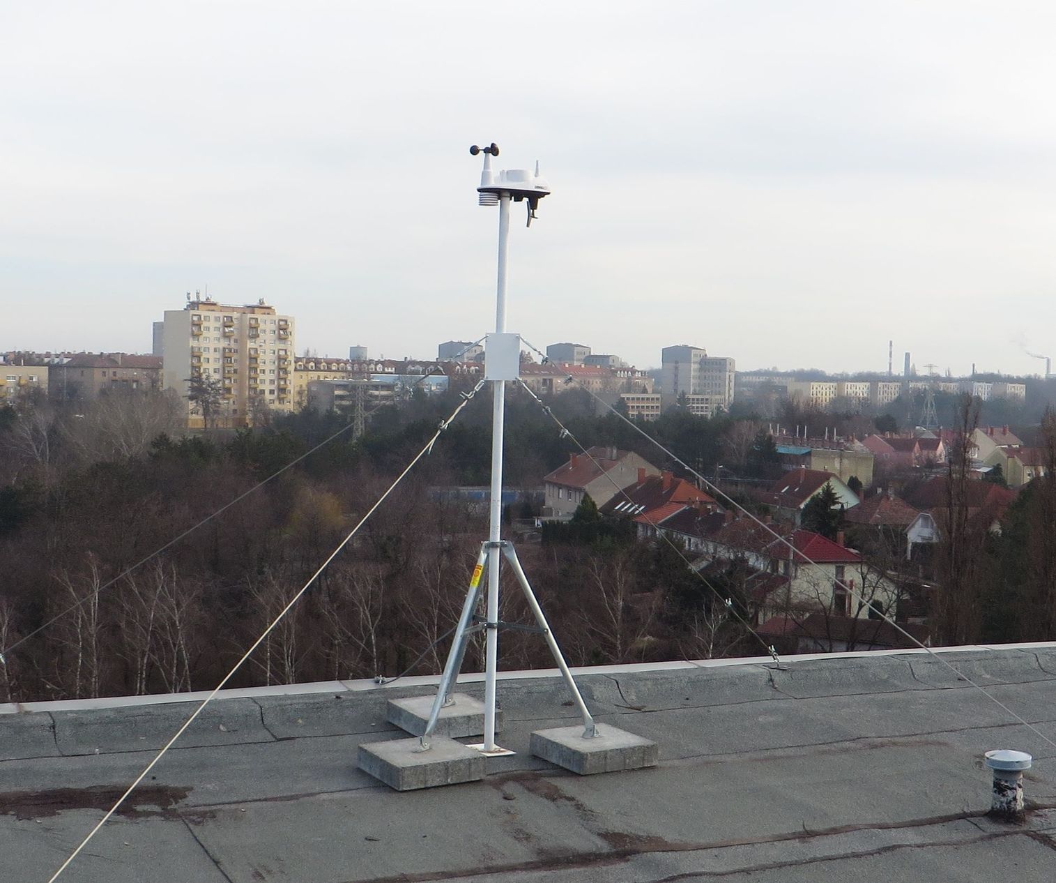 Vantage Vue weather station mounted on rooftop with mounting tripod