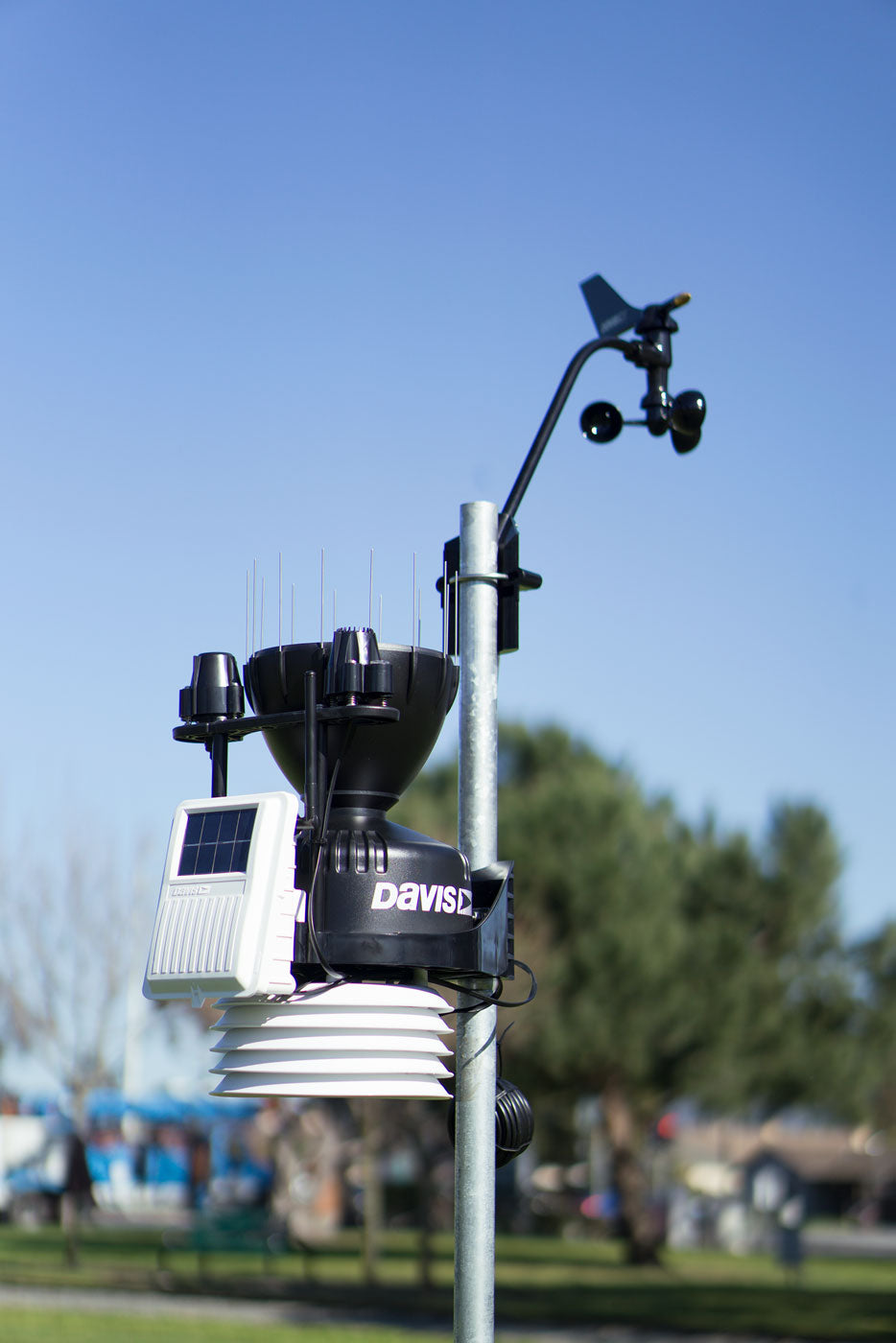 Vantage Pro2 weather station on mounting pole in park